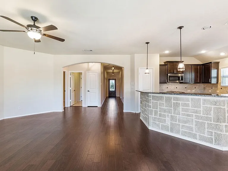 205 Whitman Dr — Photo 2