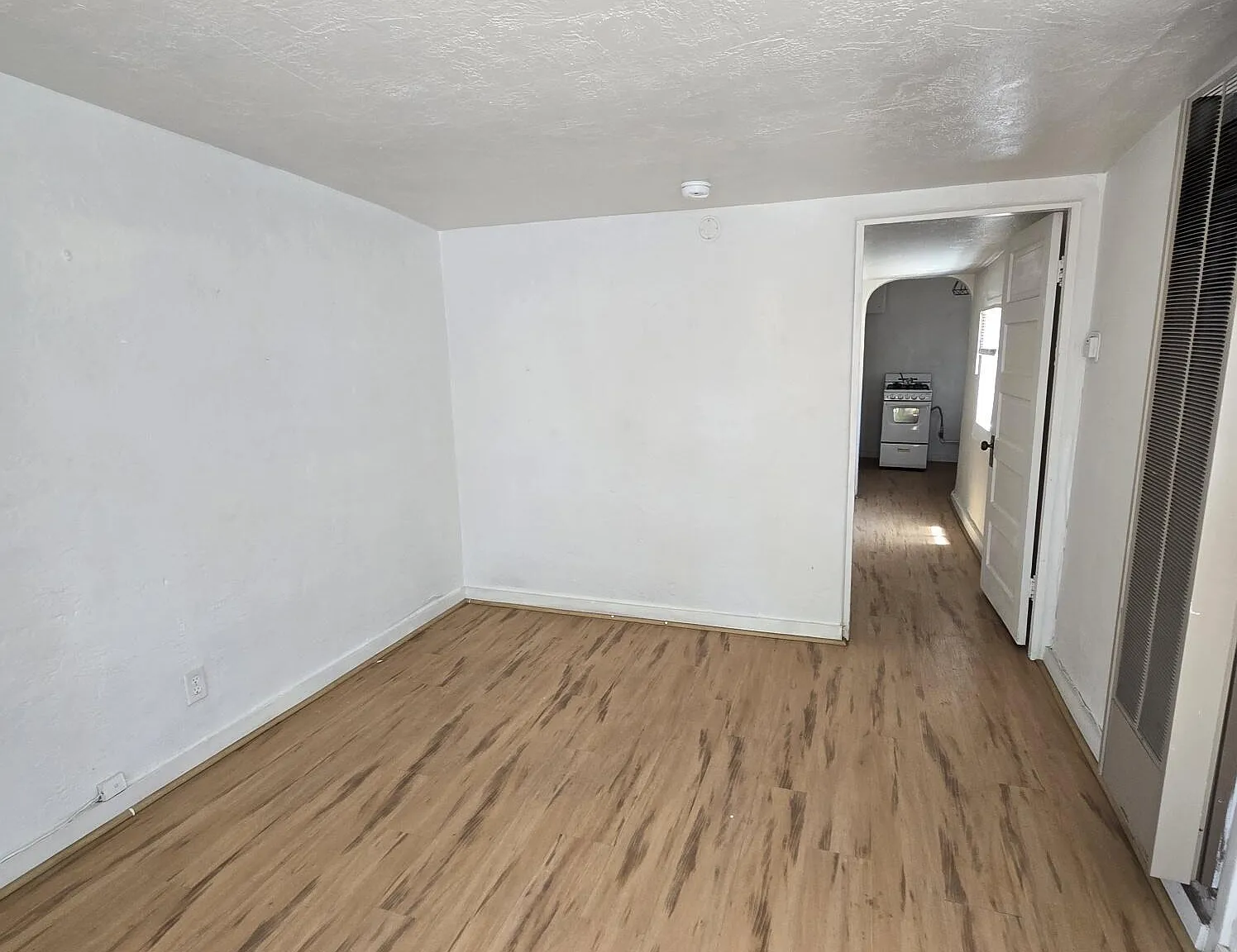 1 bed, 1.0 bath, 400 sqft, $800 — Photo 2