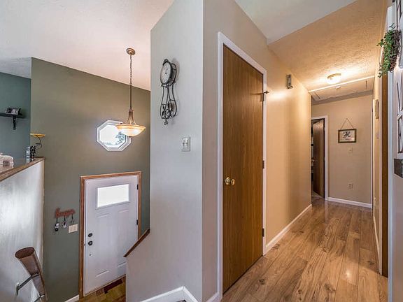 2nd image of 8 N Cedarwood Ct