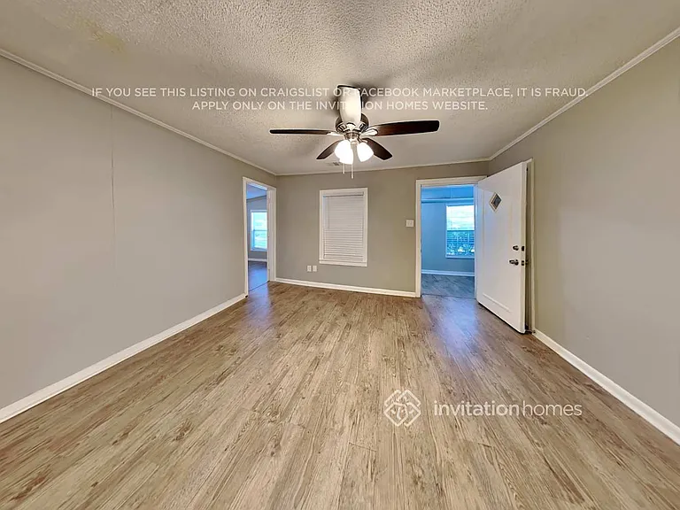905 E Crockett St — Photo 3