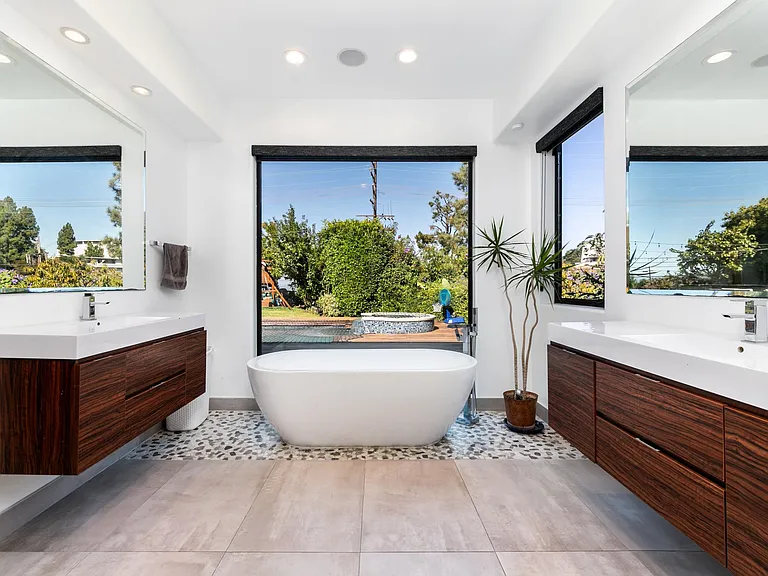 16341 Sloan Dr — Photo 32