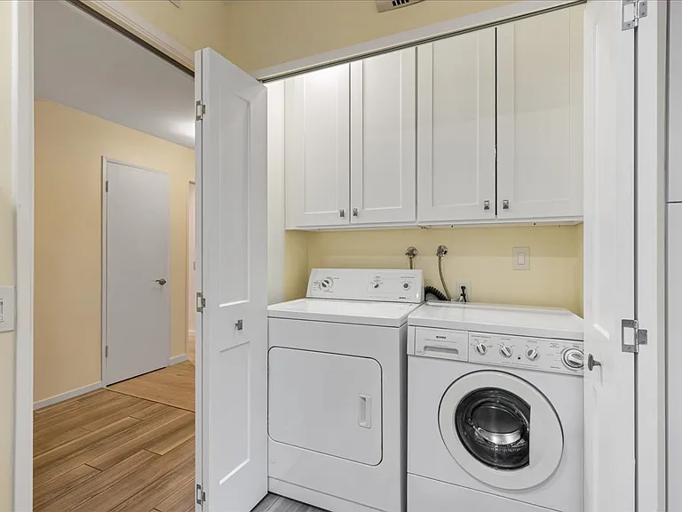 10602 Helendale Ave — Photo 17