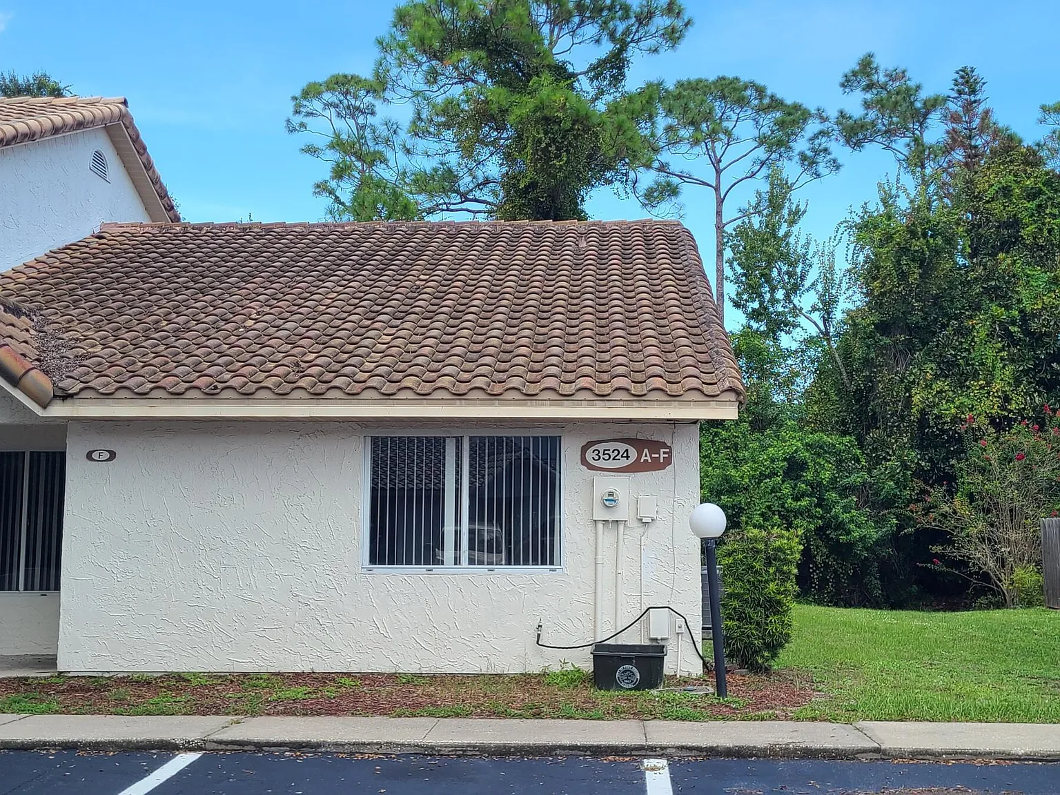 3 bed, 2.0 bath, 1281 sqft, $2,000 — Photo 2