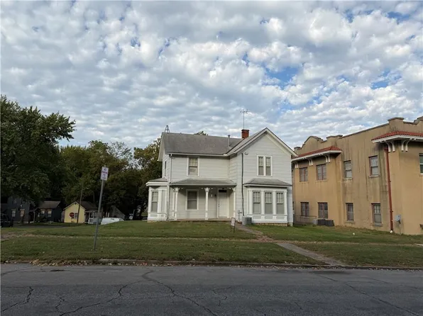 514 W 7th St, Leavenworth, KS 66048