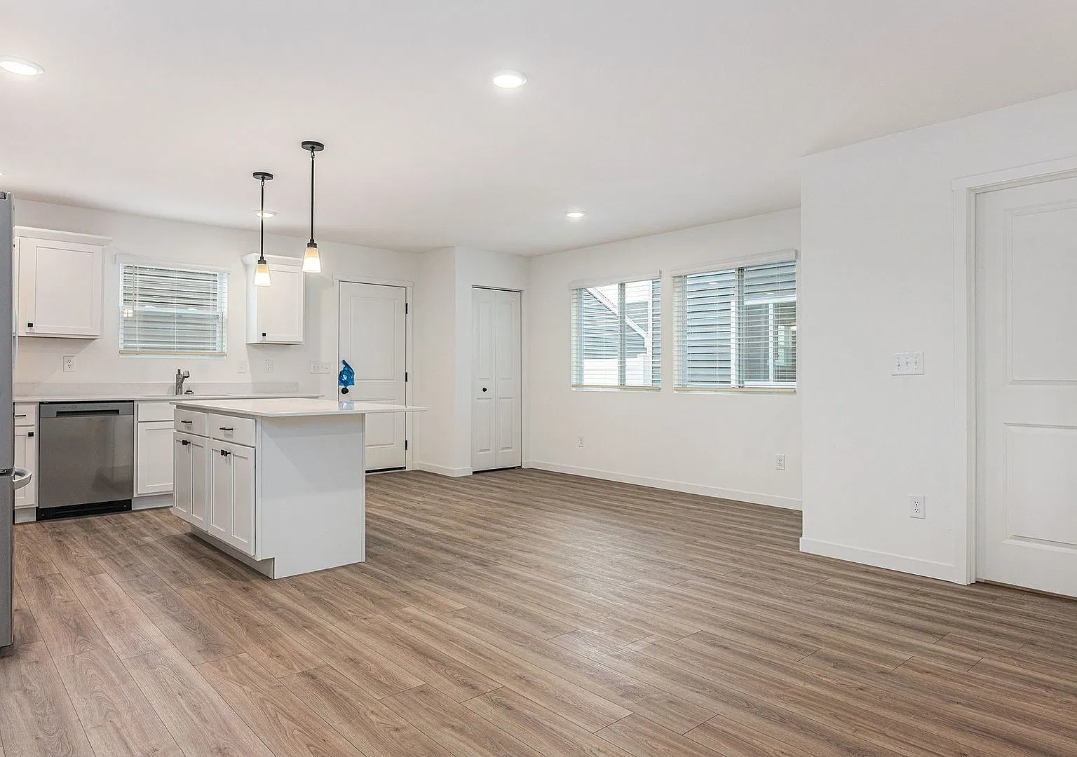 1 Month FREE Rent! Applied to Your First Full Month. Terms & Conditions Apply. — Photo 3