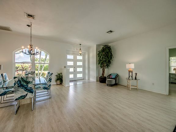 4th image of 2612 SW 27th Pl