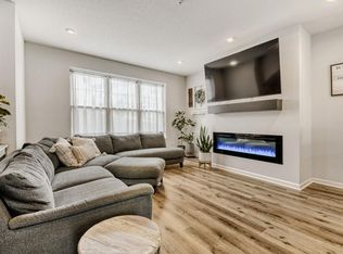 2214 Gateway Curv, North Saint Paul, MN 55109