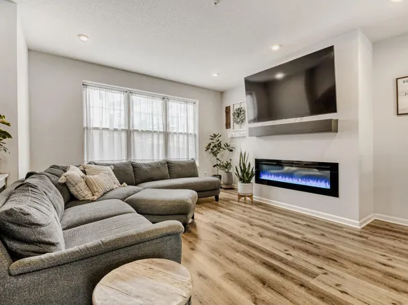 2214 Gateway Curv, North Saint Paul, MN 55109