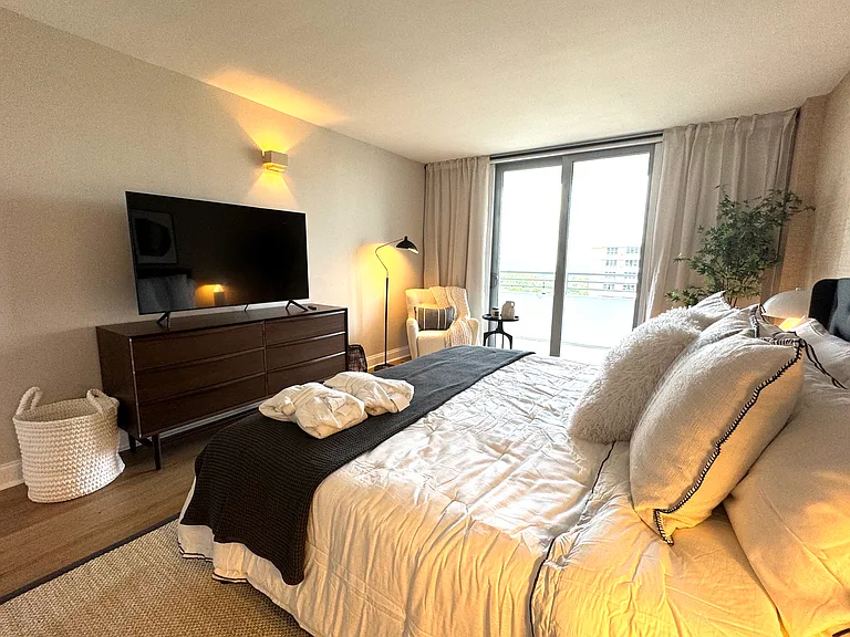 5555 Collins Ave #16V — Photo 12