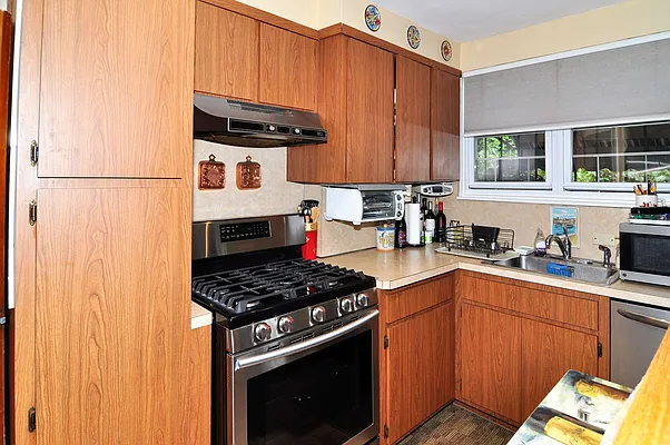 Sold by CENTURY 21 Sunny Gardens Realty, Inc. | media 20
