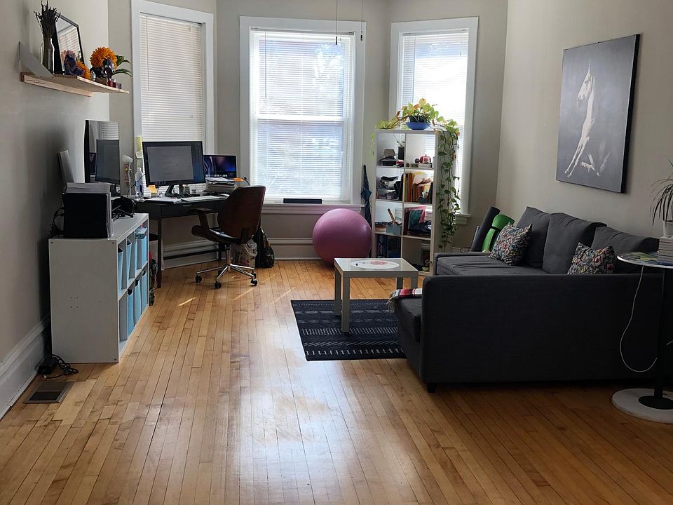1st image of 2558 W Walton St #1F
