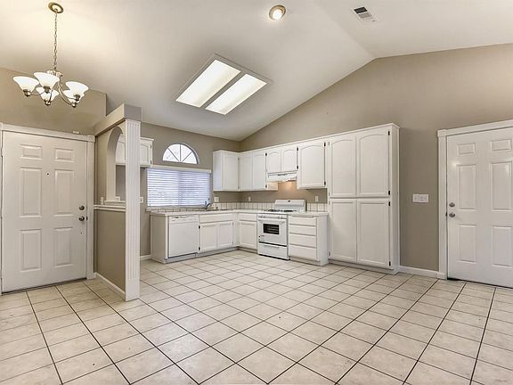 3rd image of 1121 Pinto Trail Dr