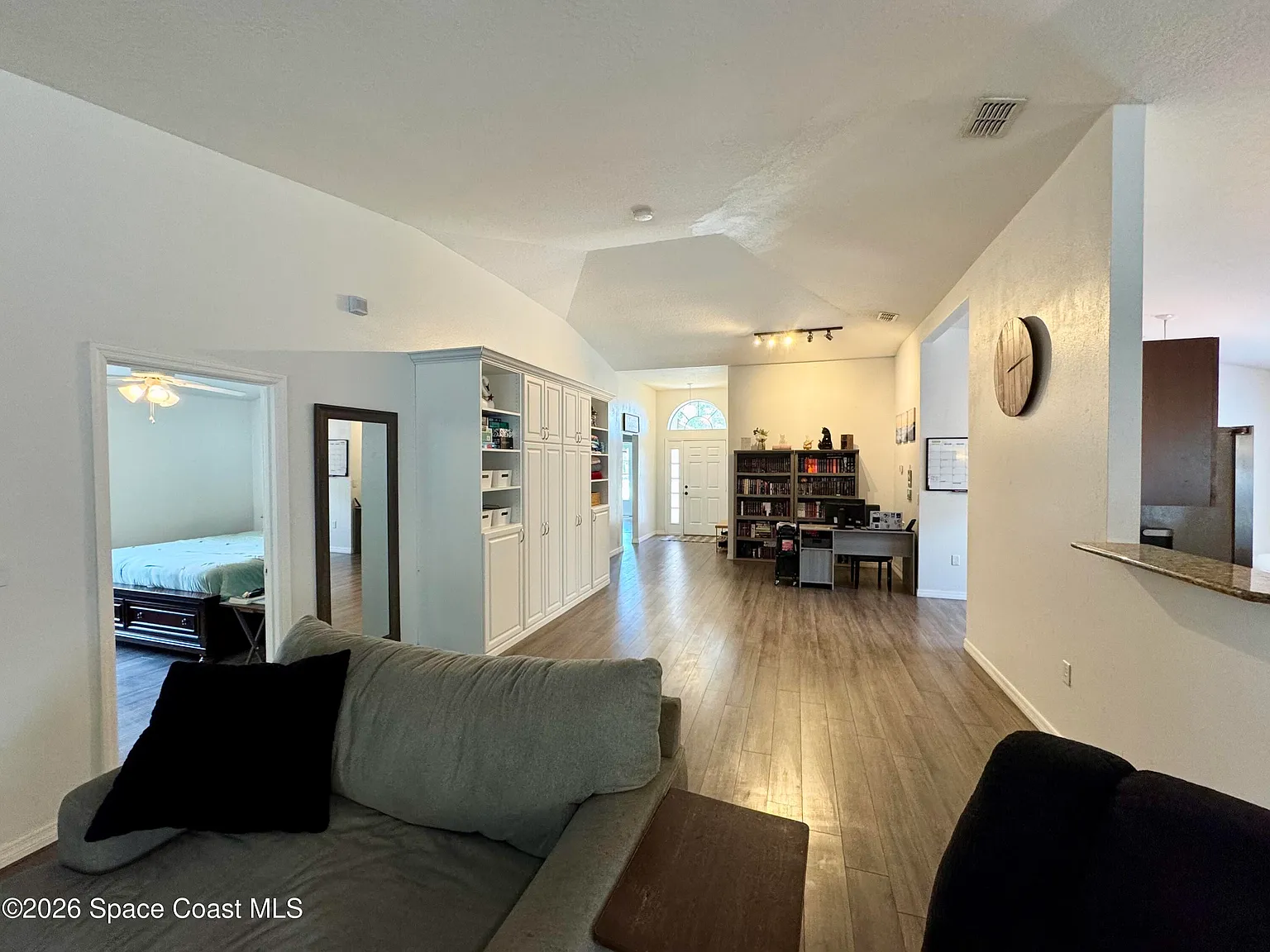 3 bed, 2.0 bath, 1874 sqft, $2,400 — Photo 2