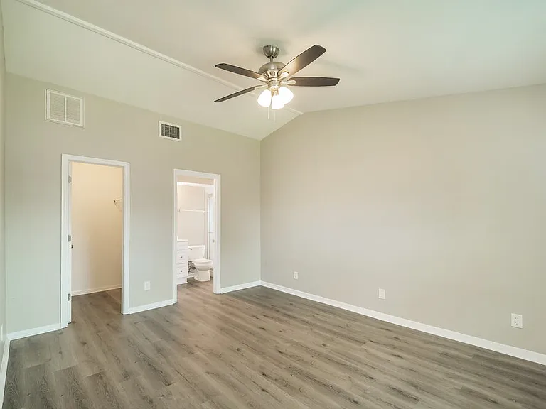 706 SW 11th St — Photo 12