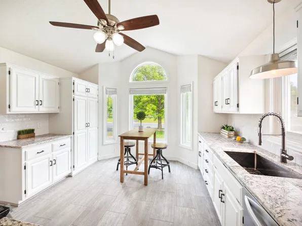 8576 Chanhassen Hills Dr S, Chanhassen, MN 55317