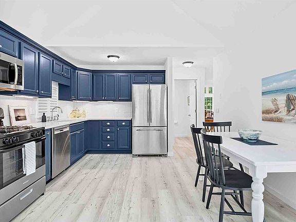 3rd image of 16 Gold Leaf Ln #16