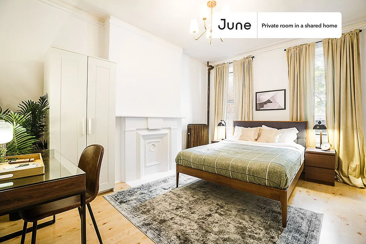 Queen bedroom in 5 bed/1 bath home in Hell's Kitchen #183 A — Photo 1