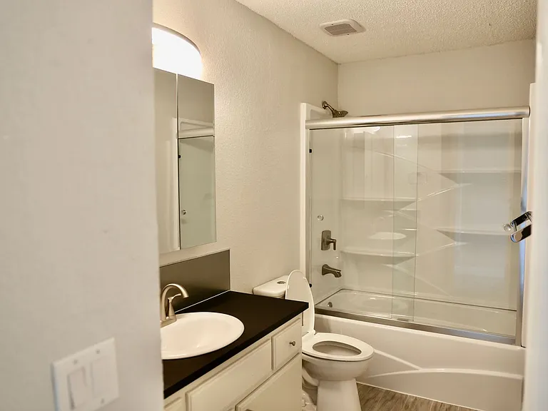 Lions Court Apartments — Photo 55