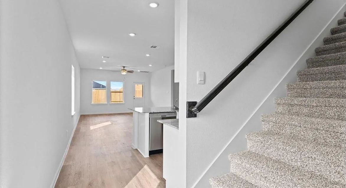 4 bed, 2.5 bath, $2,400 — Photo 2
