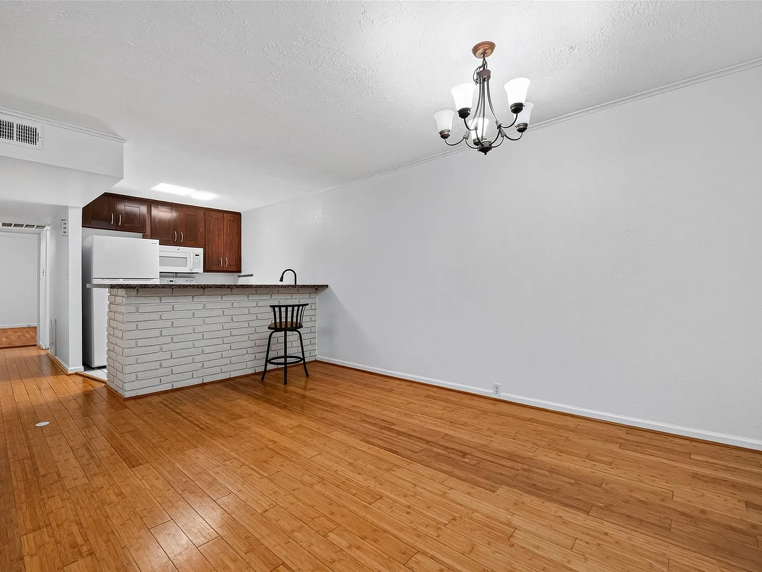 2 bed, 1.0 bath, 1188 sqft, $1,580 — Photo 2