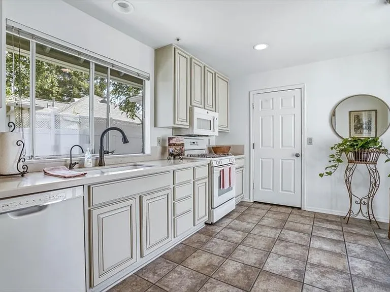 989 Bluebell Way — Photo 3
