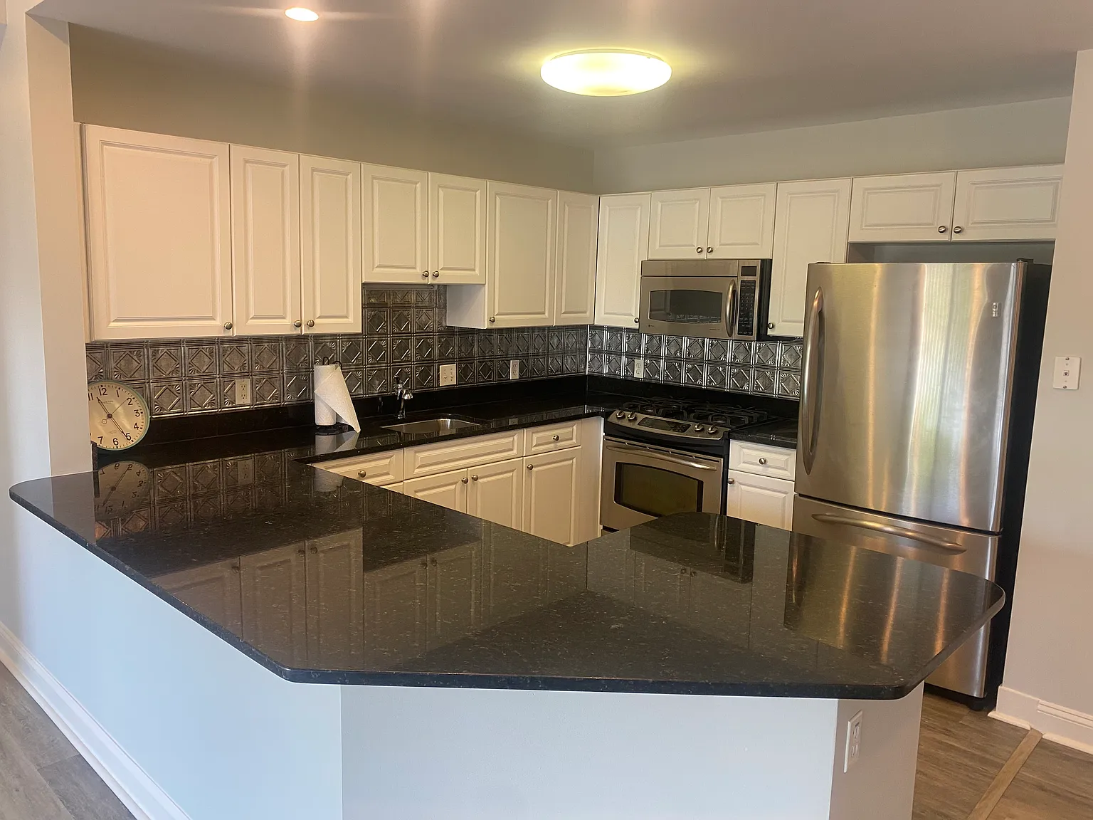 2 bed, 1093 sqft, $2,600 — Photo 2