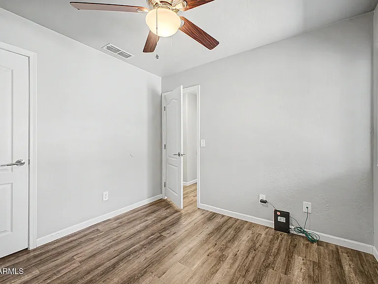 1119 E Pontiac Dr — Photo 16