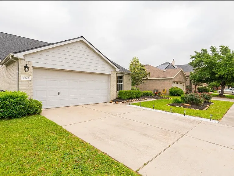 3223 Legends Creek Dr — Photo 3