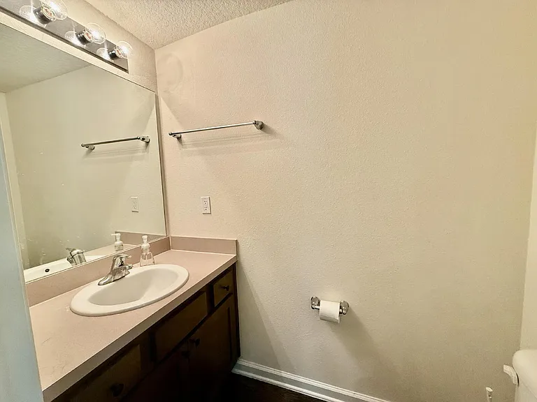 887 Capitol Pkwy — Photo 8