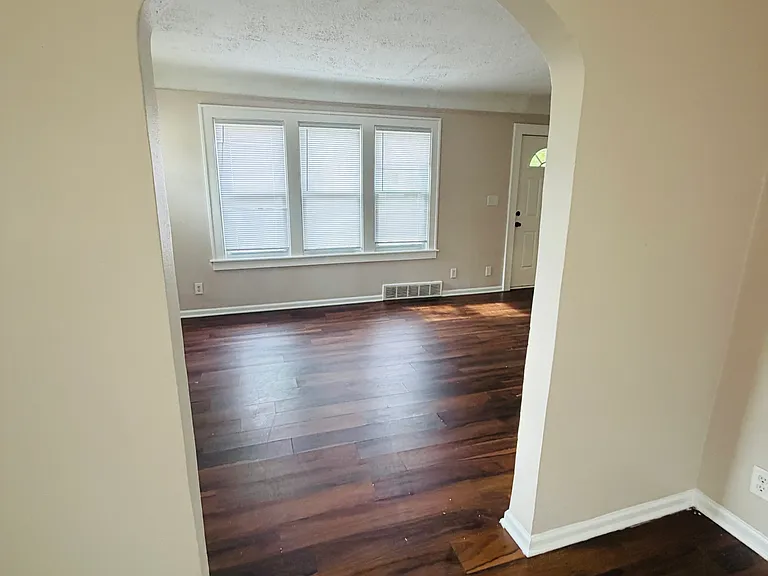 1007 Premont Ave — Photo 43