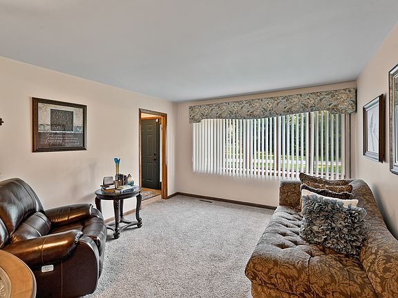3rd image of 606 Mary Ln
