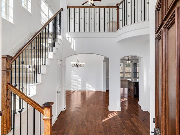 3rd image of 520 Palamedes St