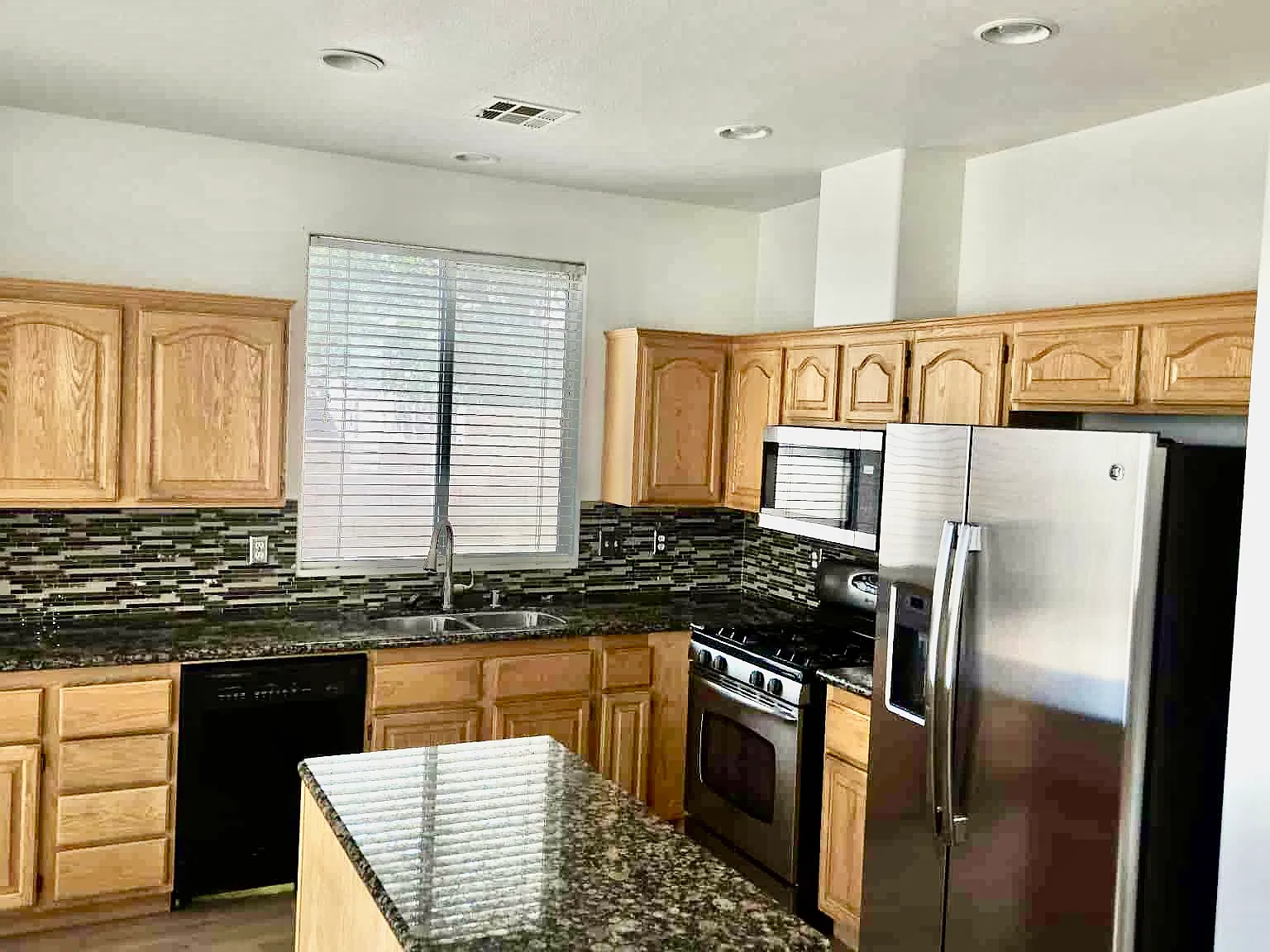 4 bed, 1732 sqft, $2,195 — Photo 3