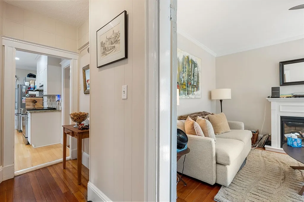 2 bed, 1.0 bath, 884 sqft, $3,285 — Photo 3
