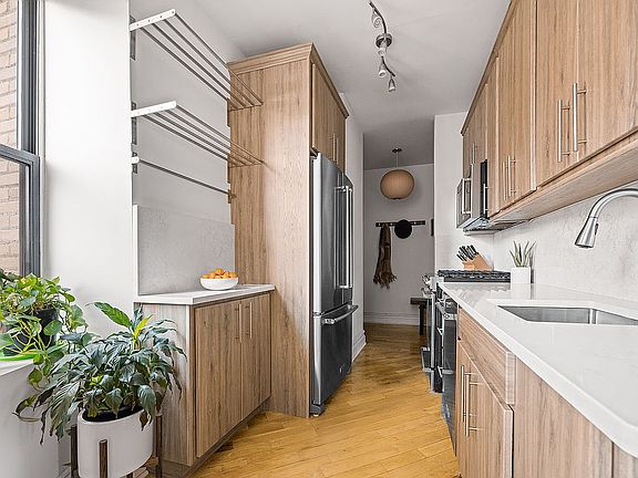 3rd image of 418 Saint Johns Pl APT 5A