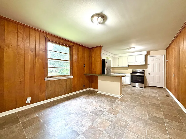 221 Mills Dr — Photo 3