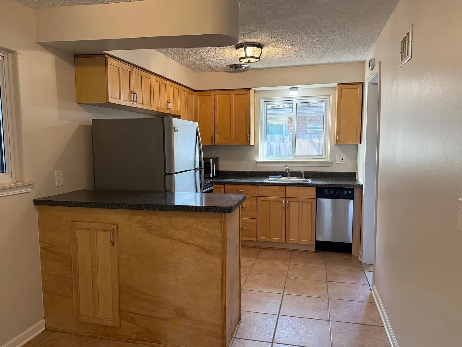 3 bed, 1079 sqft, $1,700 — Photo 4