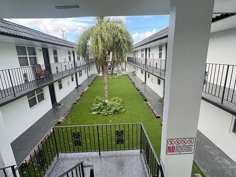 2500 Johnson St — Photo 18