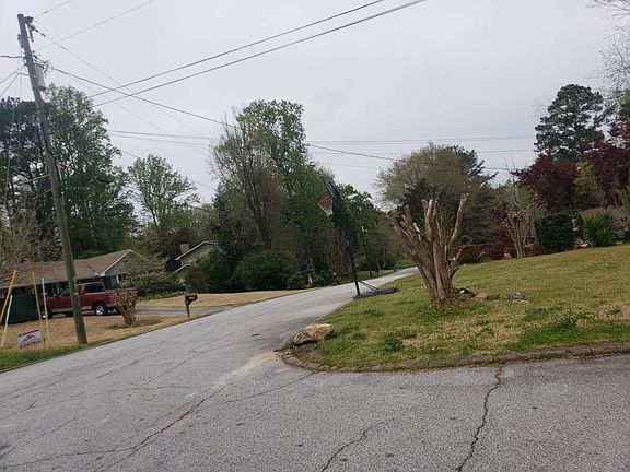 3rd image of 1210 Pine Knoll Ln NE