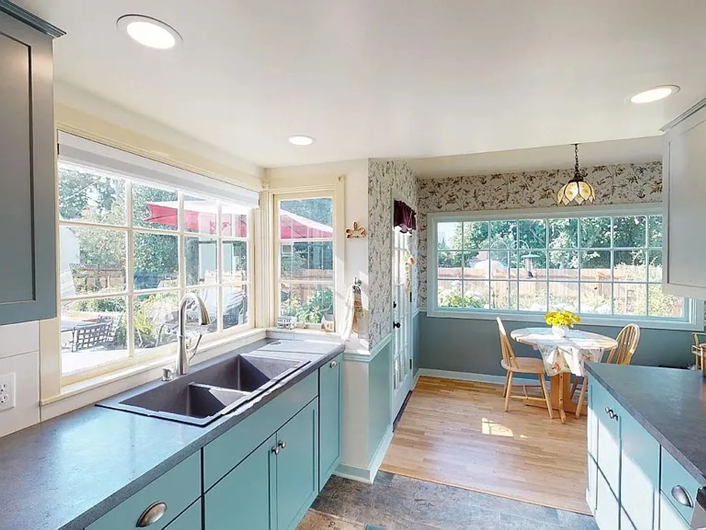 Beautiful 4 bed 3 bath home - 322 W. Chapman — Photo 3