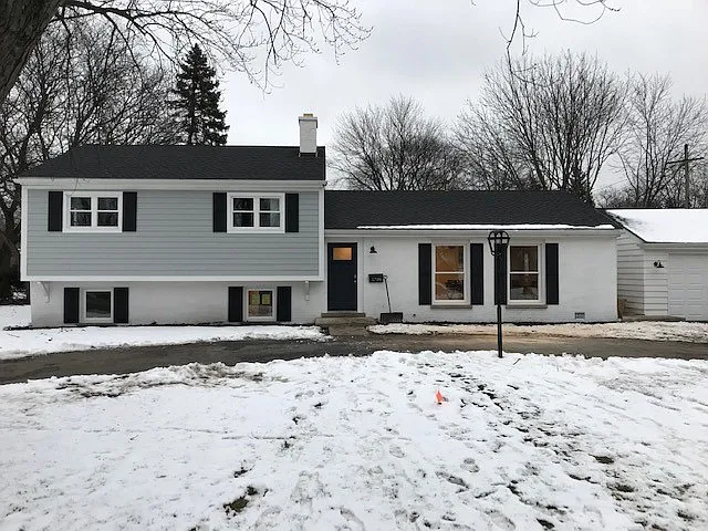 5739 Ridgewood Dr photo 1