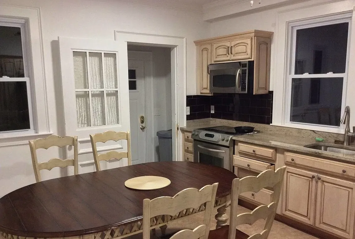 8 bed, $9,500 — Photo 1