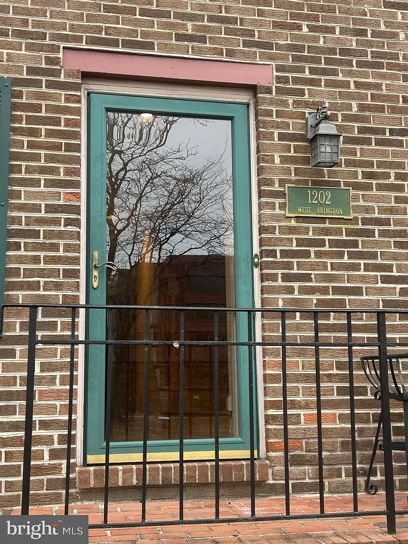 Building Photo - 1202 W Abingdon Dr