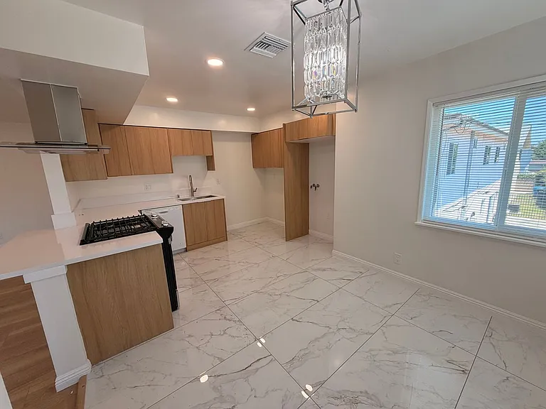 10500 La Reina Ave #E — Photo 11