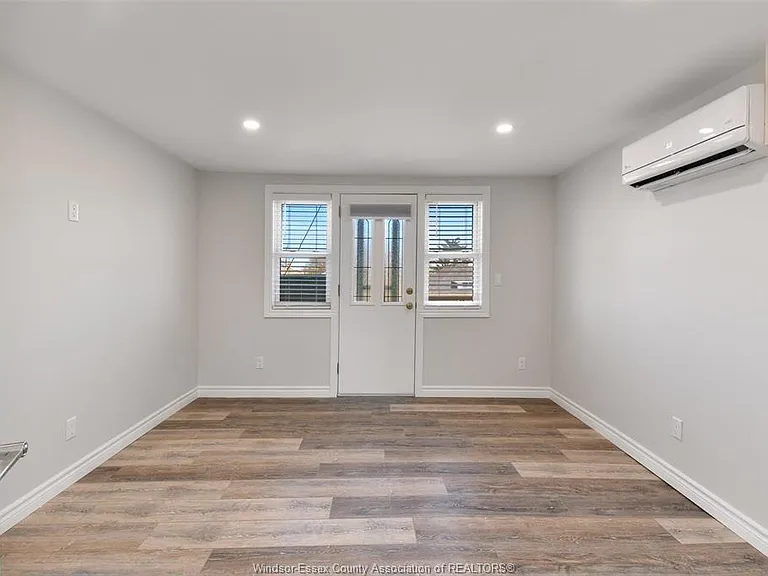 1069 Marentette Ave #UPPER — Photo 14