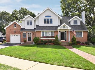 204 Fox Ct, Merrick, NY 11566