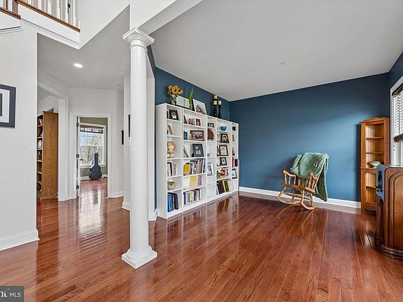 5th image of 301 Jennifer Ln