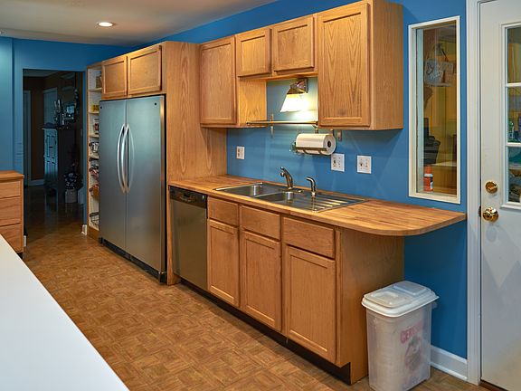 4th image of 1053 Knollwood Ln