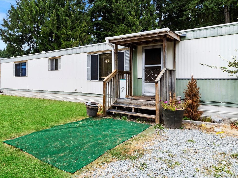 Perfect starter home on a beautiful lot!