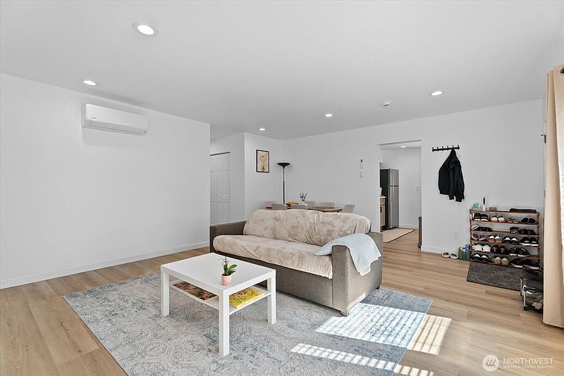 5th image of 538 Railroad Avenue S